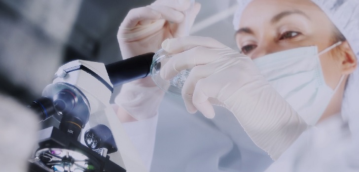 Persona trabajando en un laboratorio Checkpoint Partners valora a ADL Bionatur en 160 millones de euros